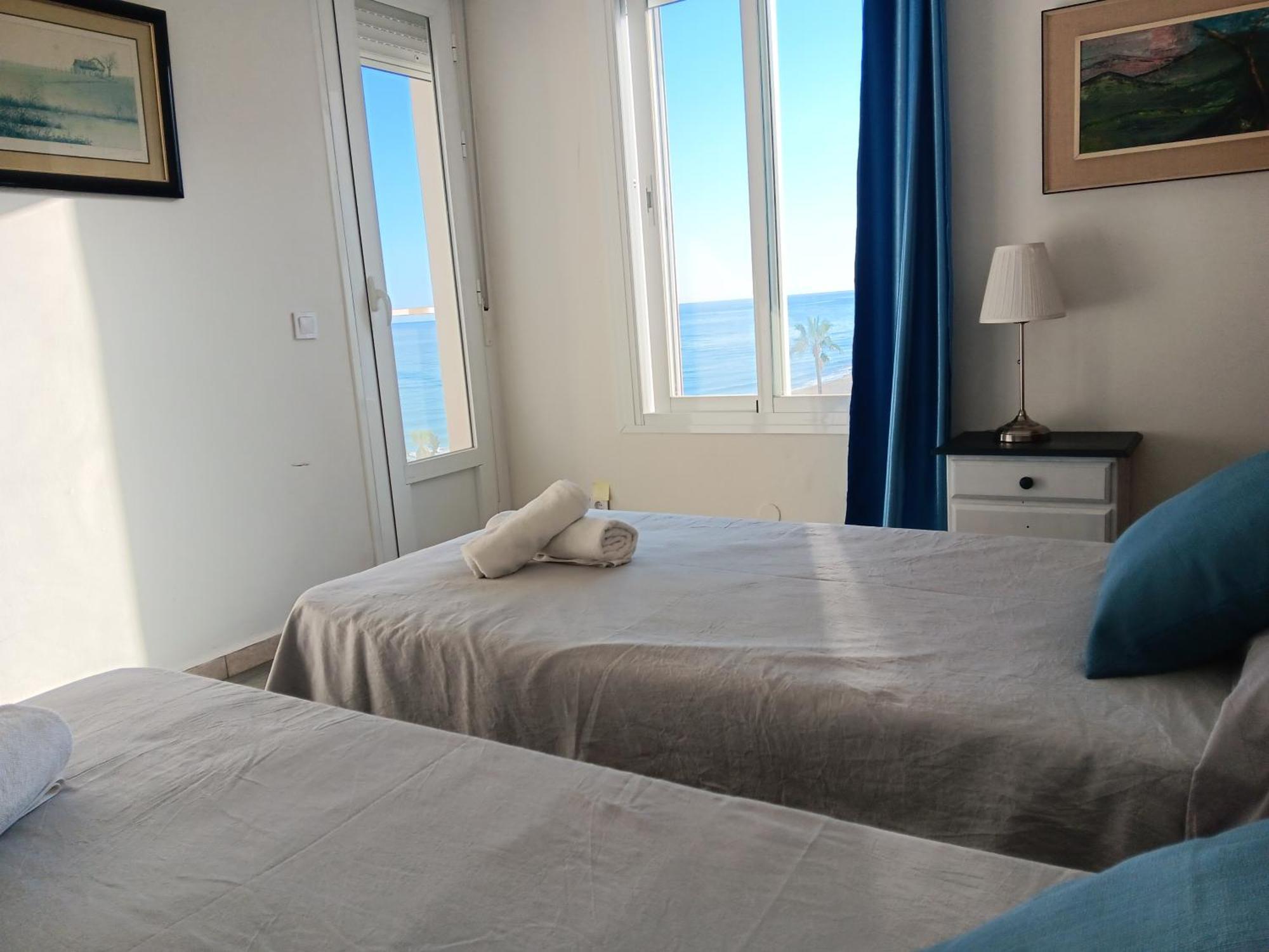 Alojamiento Iberia Playa Estepona Ngoại thất bức ảnh