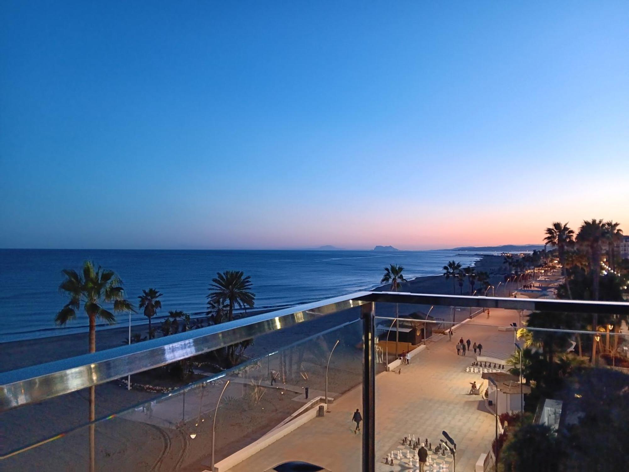 Alojamiento Iberia Playa Estepona Ngoại thất bức ảnh