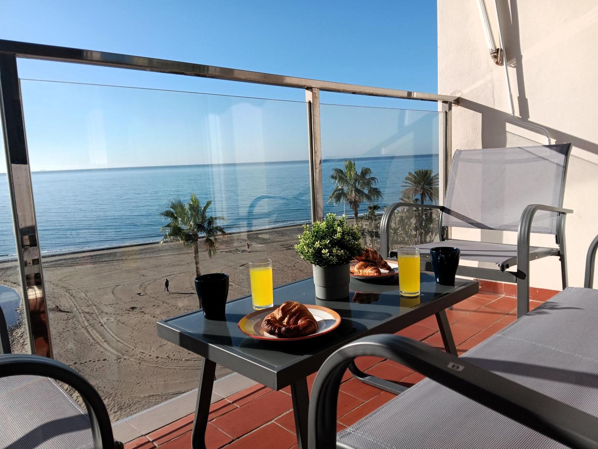 Alojamiento Iberia Playa Estepona Ngoại thất bức ảnh