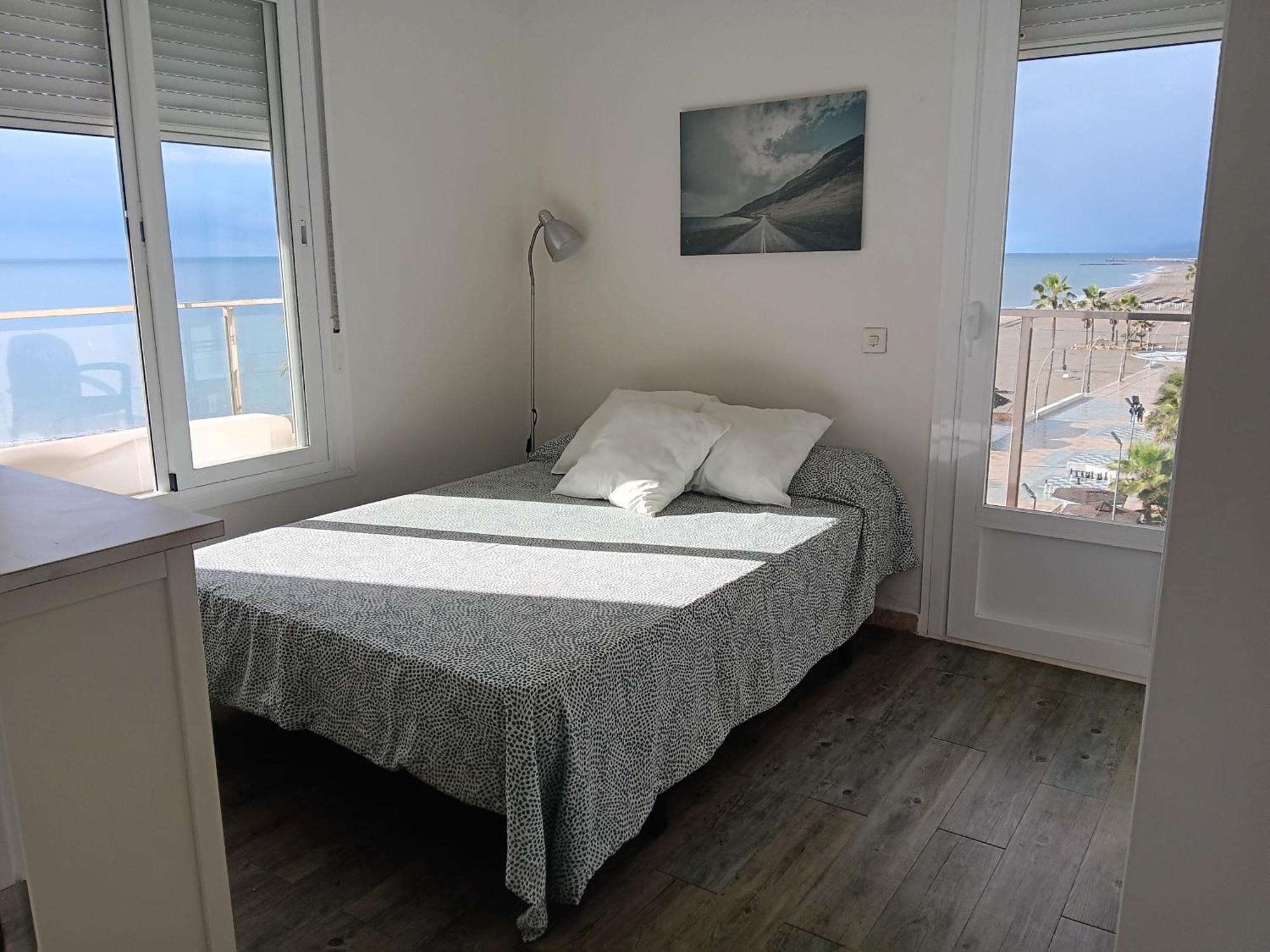 Alojamiento Iberia Playa Estepona Ngoại thất bức ảnh