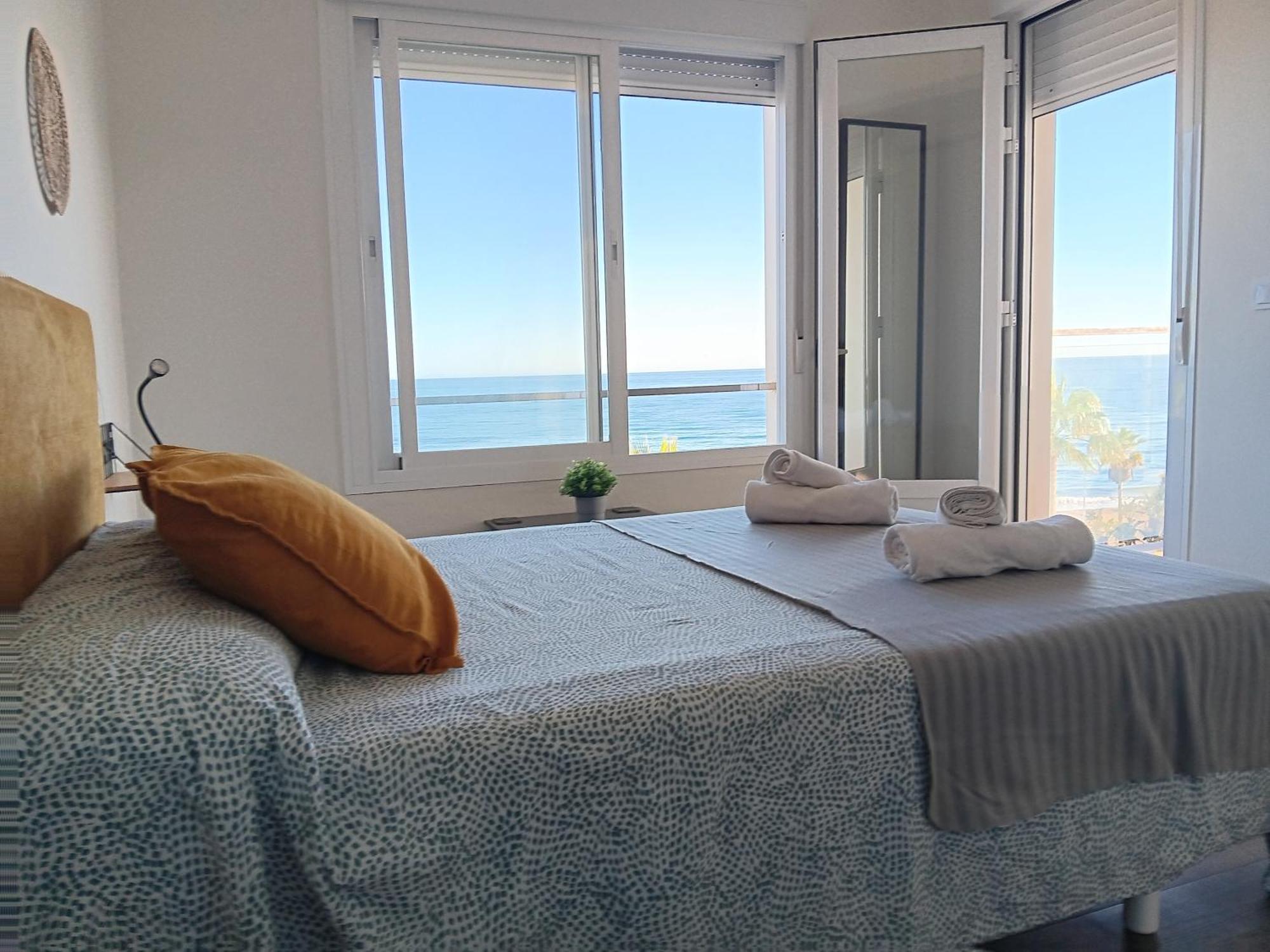 Alojamiento Iberia Playa Estepona Ngoại thất bức ảnh