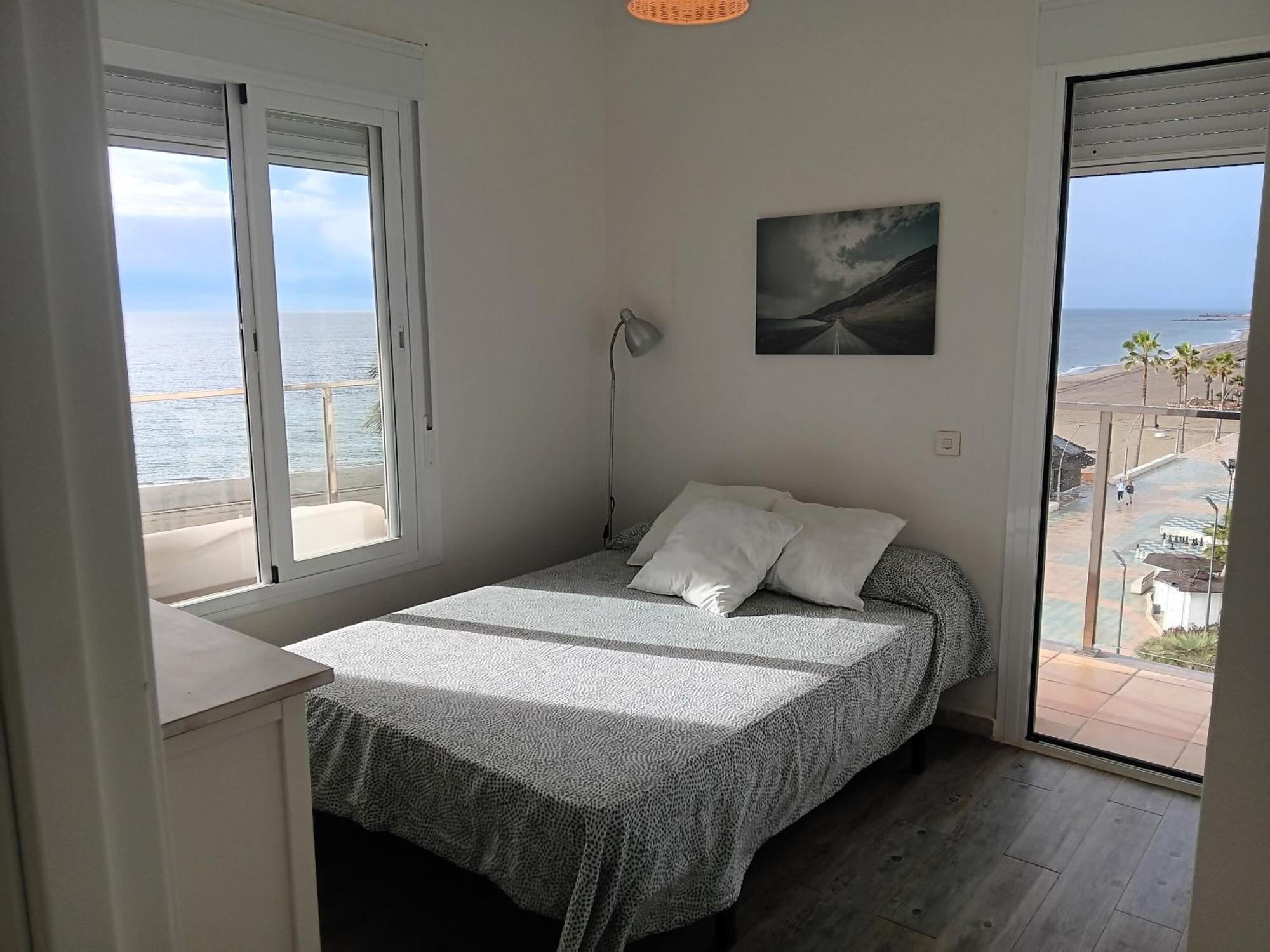 Alojamiento Iberia Playa Estepona Ngoại thất bức ảnh