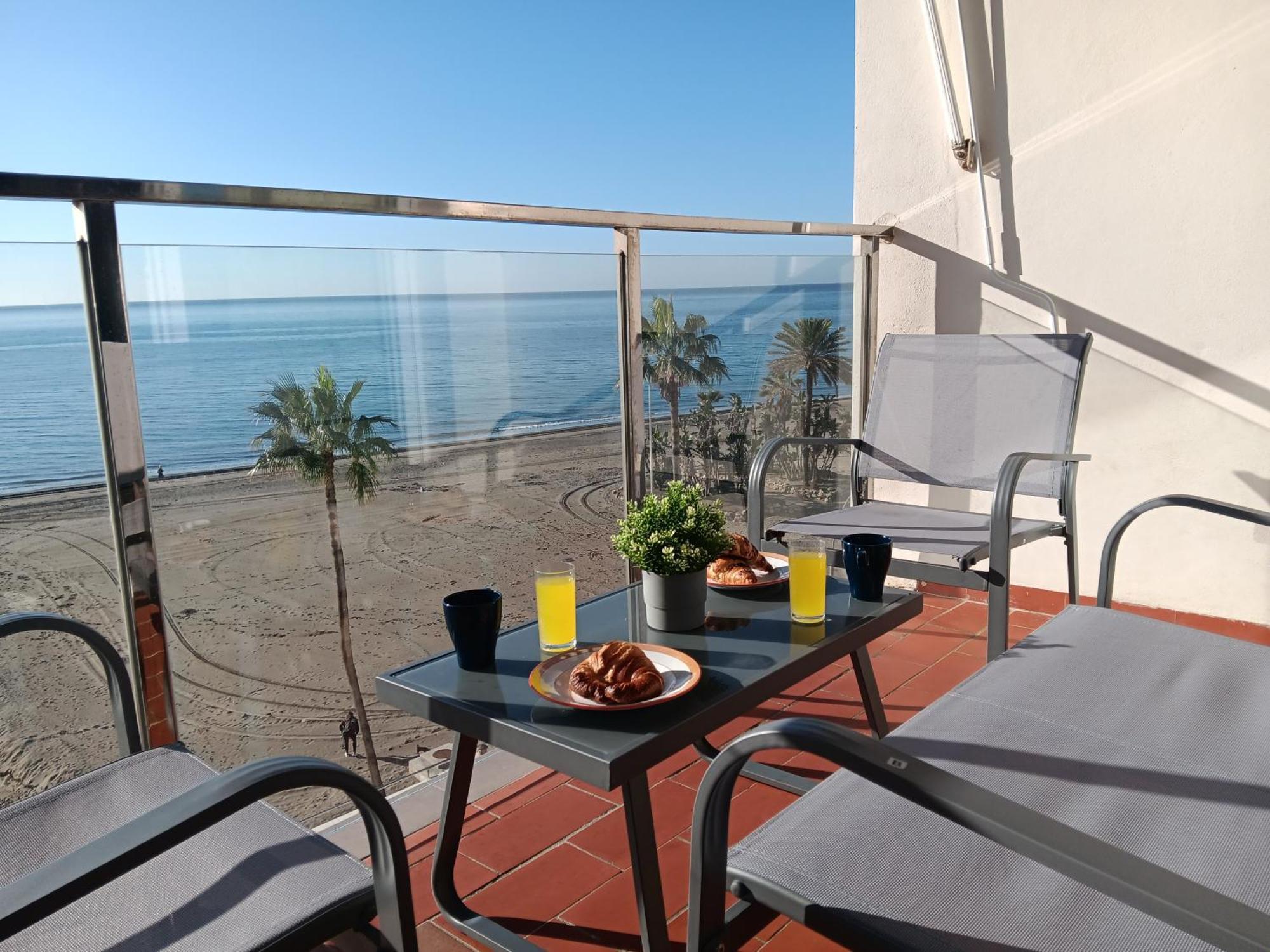 Alojamiento Iberia Playa Estepona Ngoại thất bức ảnh